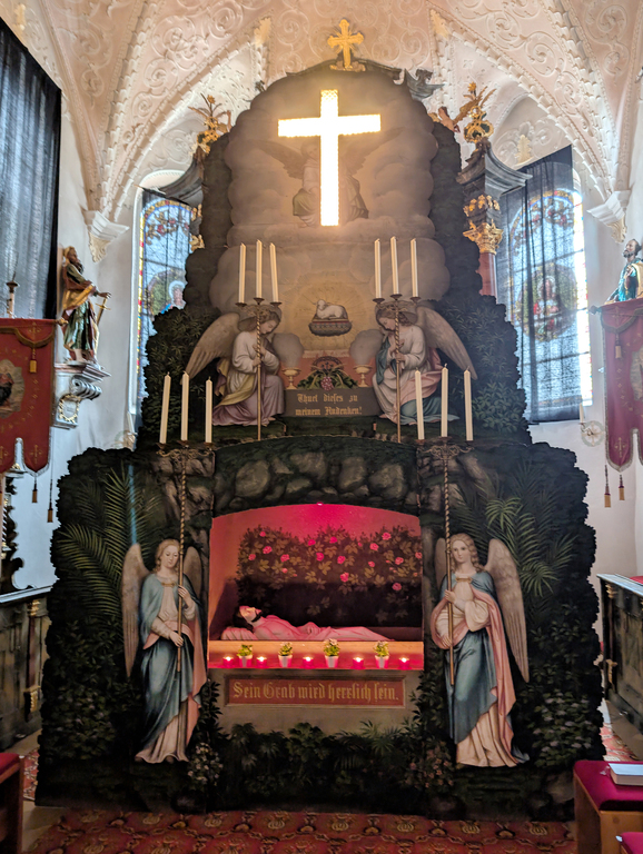 Aufbau vom heiligen Grab in der Kirche