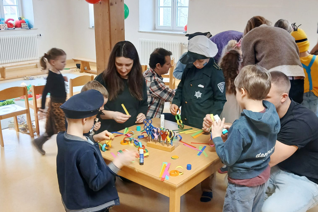 Kinder und Betreuer spielen zusammen auf dem Kinderfasching