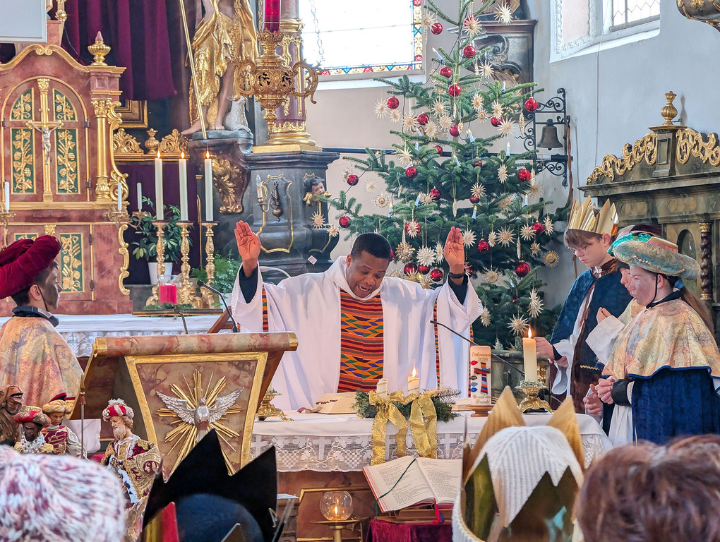 Heilige Messe mit Sternsingern