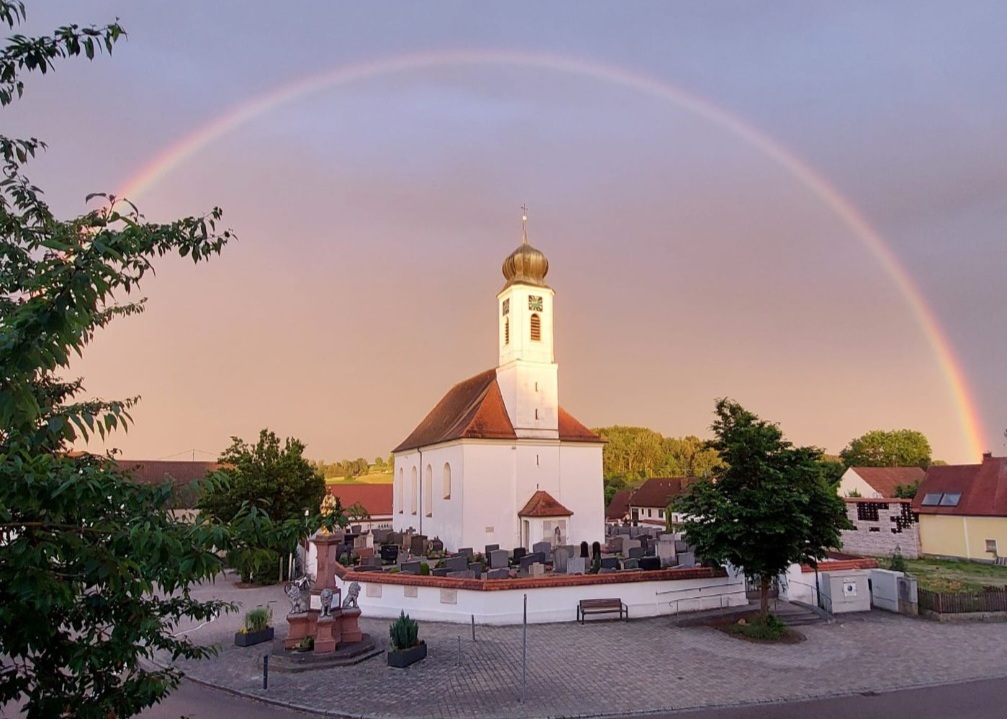 Pfarrkirche Holzheim mit Regenbogen