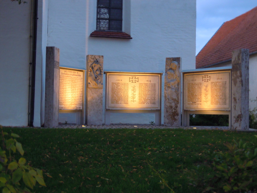 Foto vom Kriegerdenkmal in Münster in der Abenddämmerung mit Beleuchtung