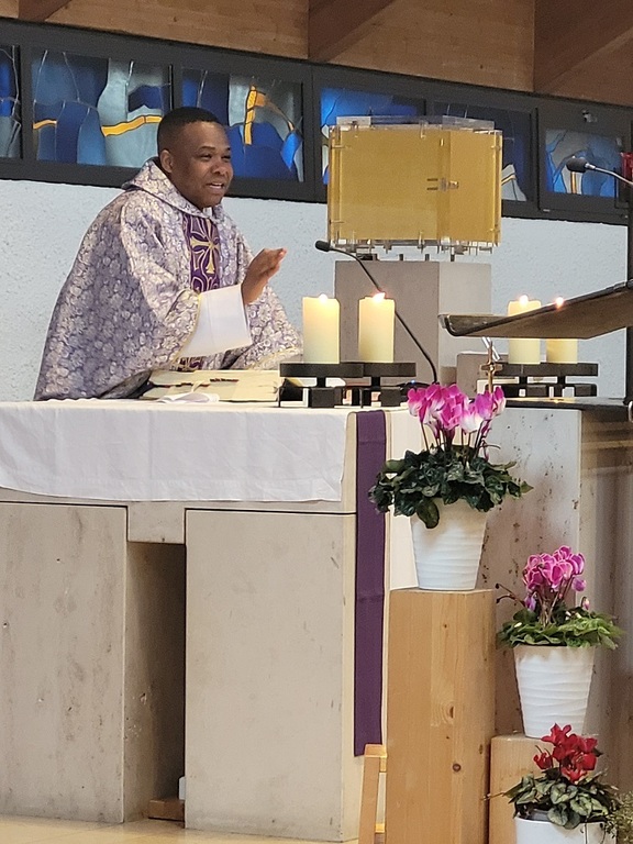 Pfarrer Joseph am Altar